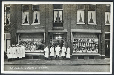 606086 Gezicht op de winkelpuien van slagerij P. Ruys de groot (Adriaen van Ostadelaan 19) te Utrecht, met het ...